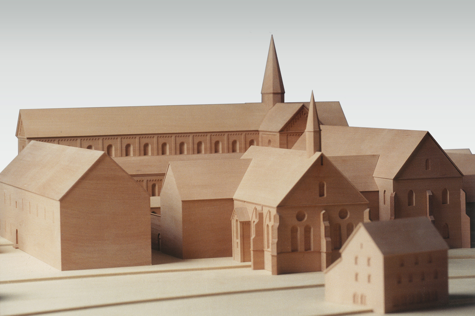 In der Rekonstruktion des Zisterzienserklosters Schönau ist der Grad der plastischen Detaillierung abhängig von der Gesichertheit der Überlieferung.